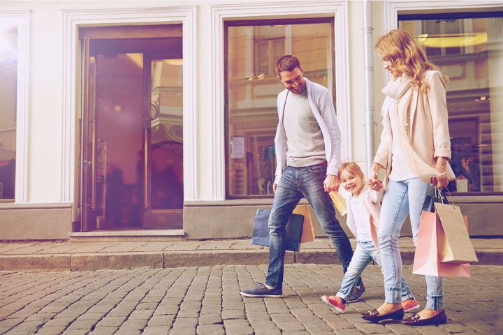 Click & Collect – Family walking